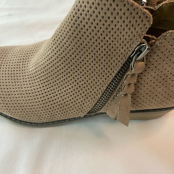 Dolce Vida Almond Mac, neutral tan booties,ankle boots  SZ  3   US 5.5 - Picture 4 of 6